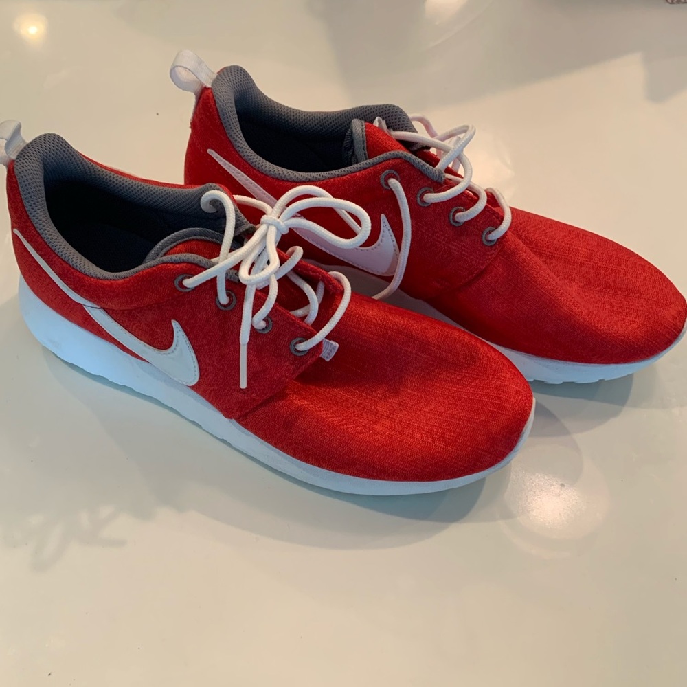 Nike Roshe Women’s size 8.5 / Youth 7